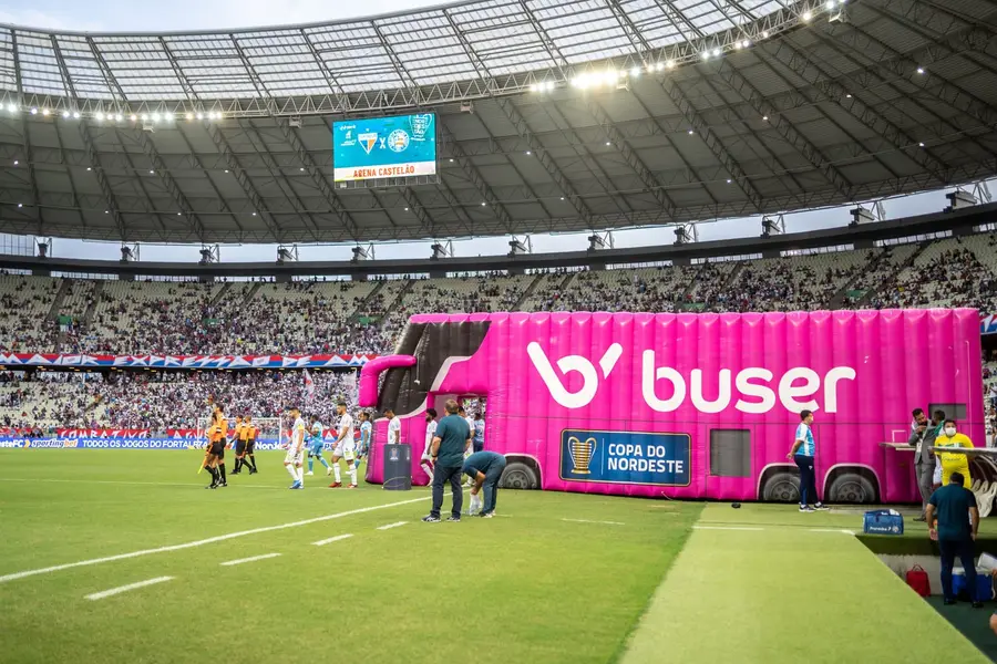 Patrocinadora da Copa do Nordeste, Buser leva ônibus inflável aos estádios e anima jogadores