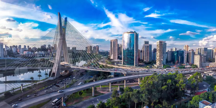 No aniversário de São Paulo, Buser e Carbonext vão neutralizar as emissões de carbono de todas as viagens para a capital