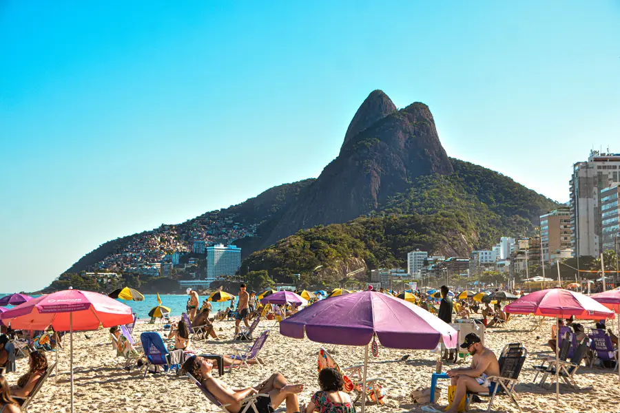 Vista aérea das praias de Ipanema e Leblon com o Morro Dois Irmãos ao fundo