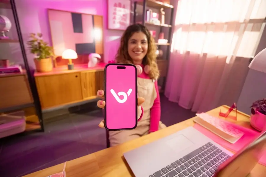 Com campanha em TV, Buser ironiza “perrengues” de viagem para destacar facilidade da plataforma na hora de viajar