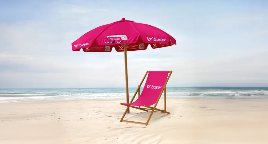 Buser abre o verão com “dominação rosa” na praia de Ipanema