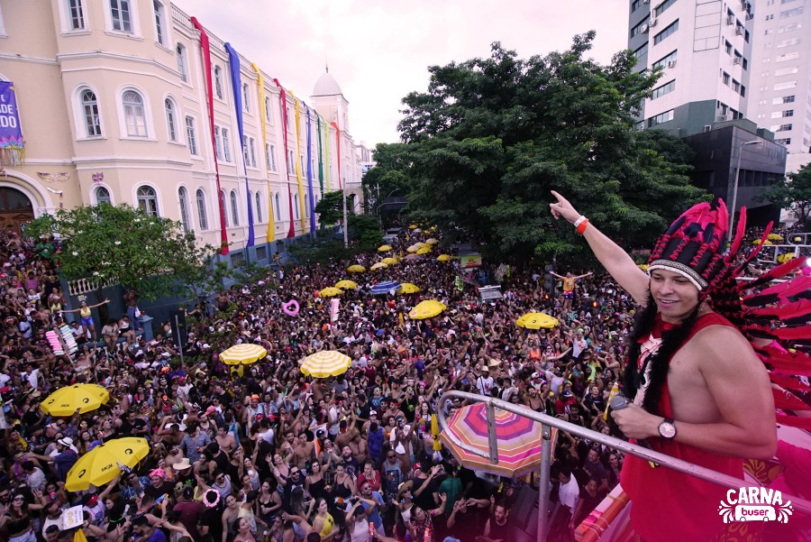 Bloco bartucada leva milhares de pessoas para avenida em Carnaval de BH