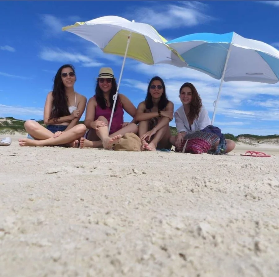 Eller araujo com suas amigas na praia em Florianópolis