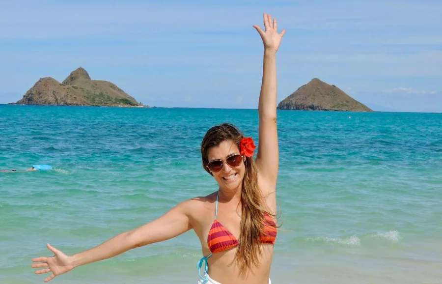 melani guedes em sua viagem solo para o Havaí. Foto em frente a praia.