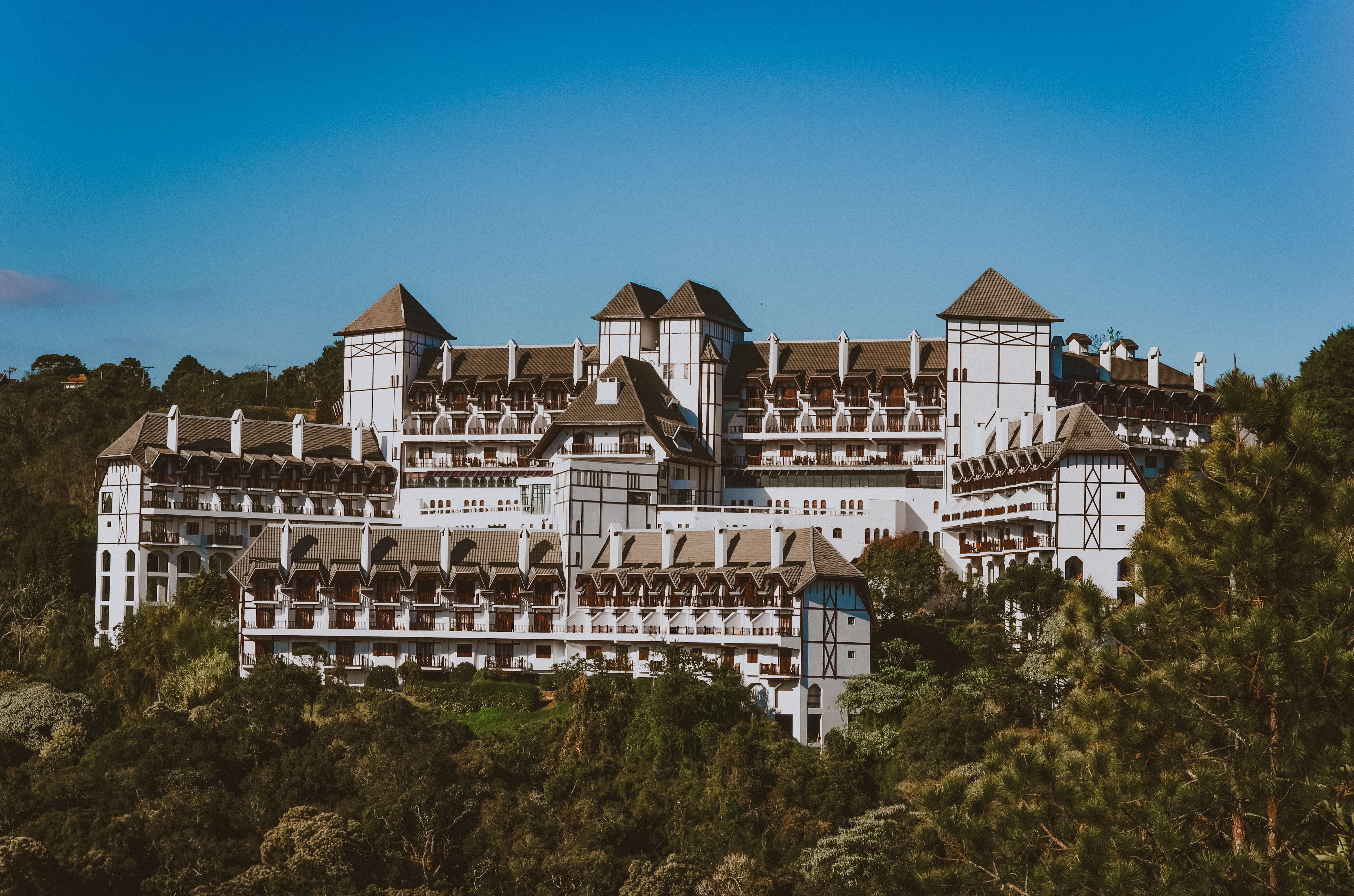 Arquitetura de estilo europeu em Campos do Jordão, um dos destinos para casais mais charmosos do Brasil