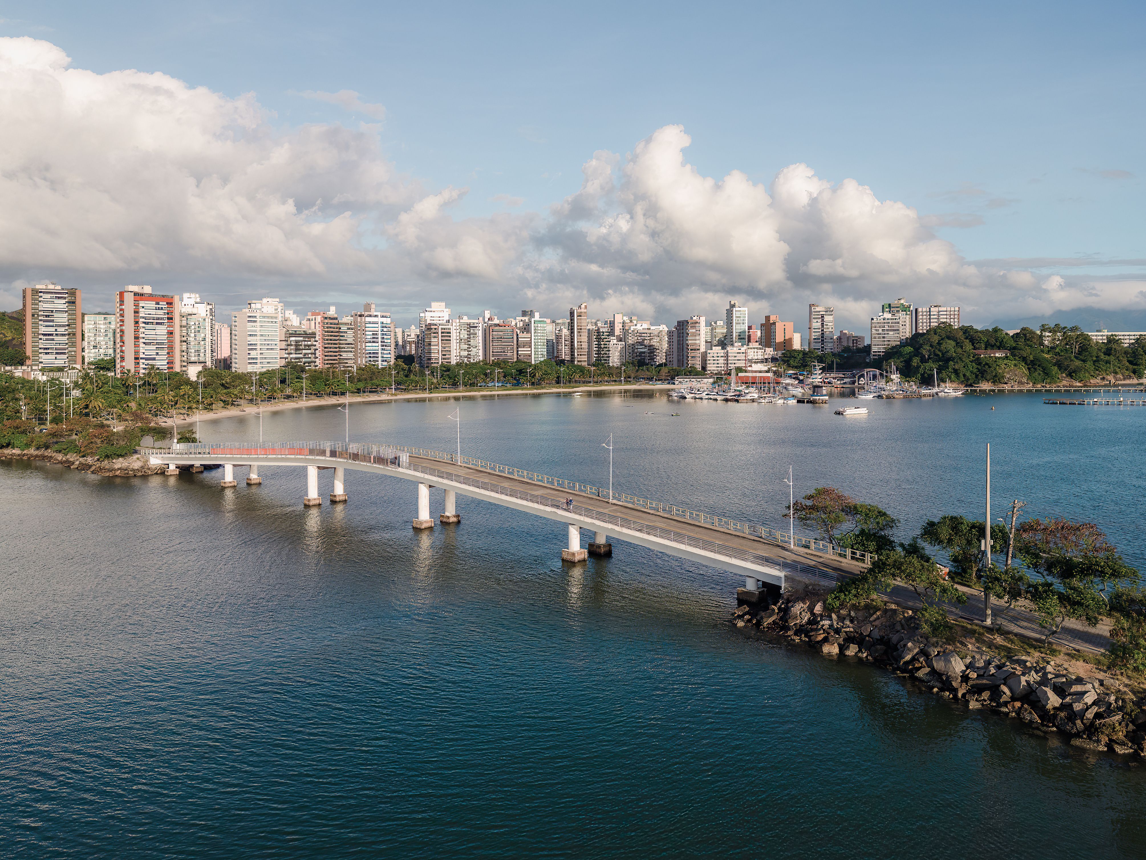 Vista da orla de Vitória, capital ilha do Espírito Santo, um dos destinos para casais mais charmosos do Brasil