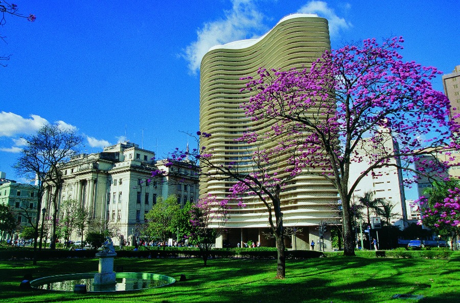 Foto do prédio projetado por Niemayer em Belo Horizonte, cidade ideal para viajar de ônibus.