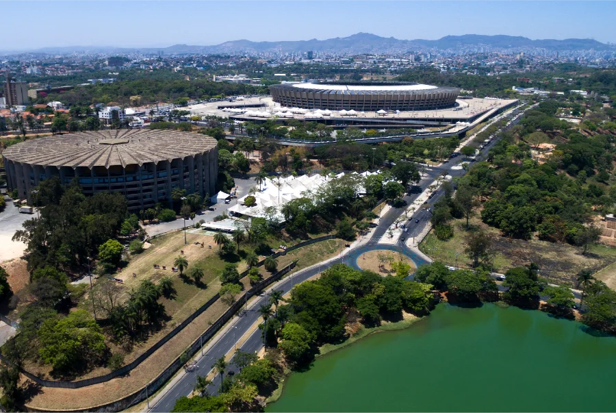 Belo Horizonte é uma excelente viagem para fazer turismo e excelente destino para o feriado de 7 de setembro. Na foto, vista aérea do mineirão, mineirinho e Lagoa da Pampulha.