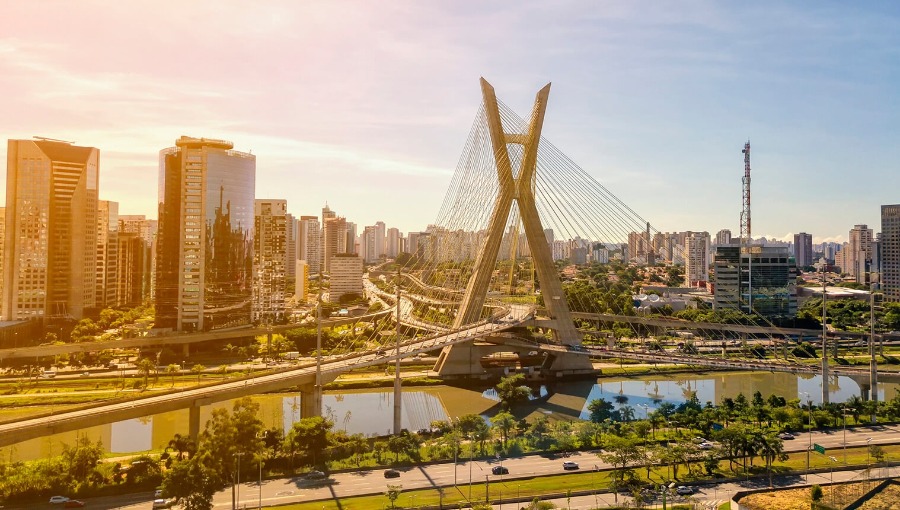 São Paulo é a principal cidade atendida pela Buser hoje. Na foto, cartão postal da cidade, ponte estaiada