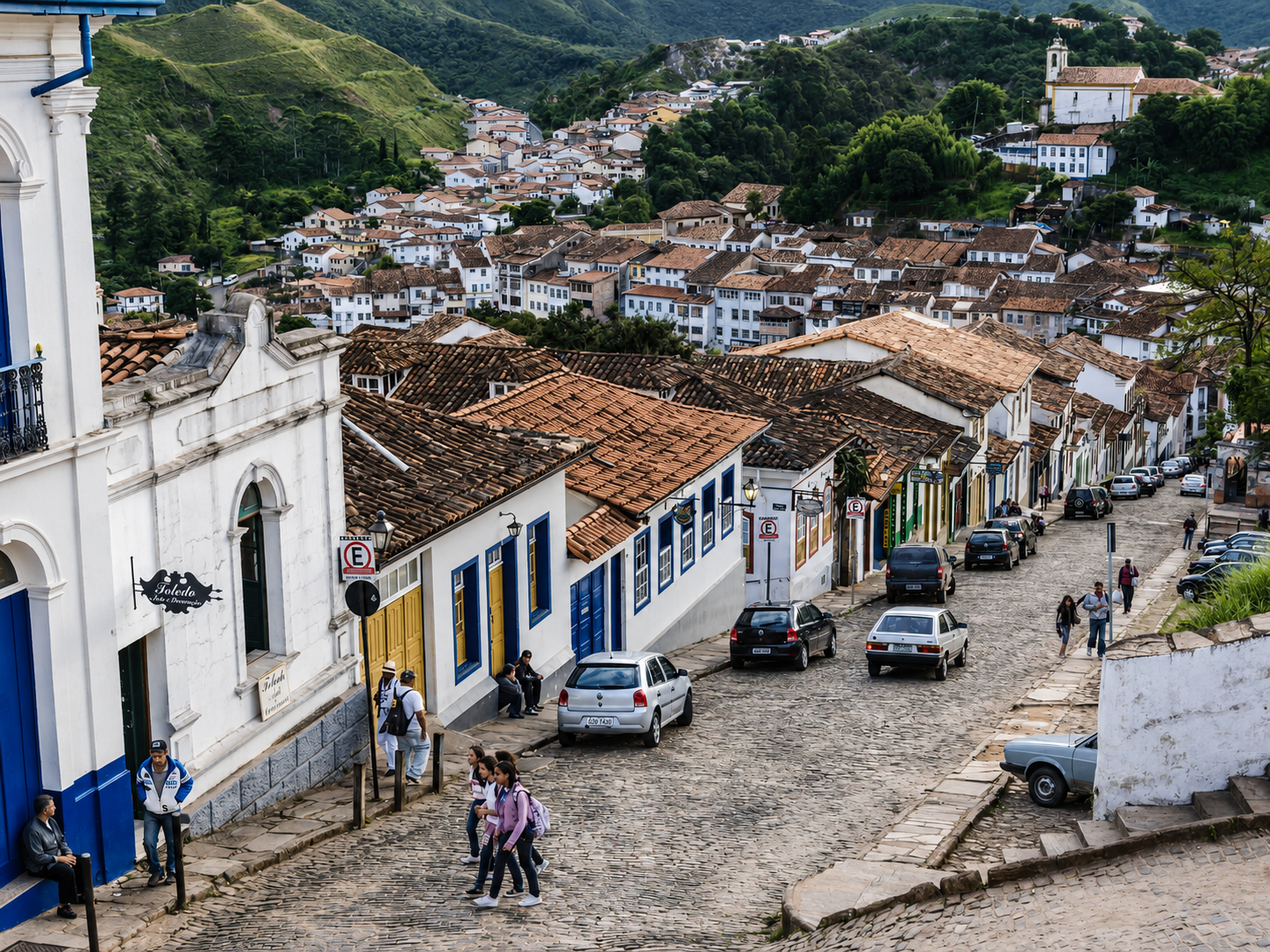 Paisagem de montanhas e casario colonial no interior de Minas Gerais