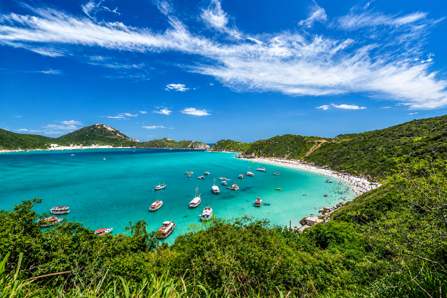 Vista aérea de uma praia do litoral do Rio de Janeiro com mar azul-turquesa