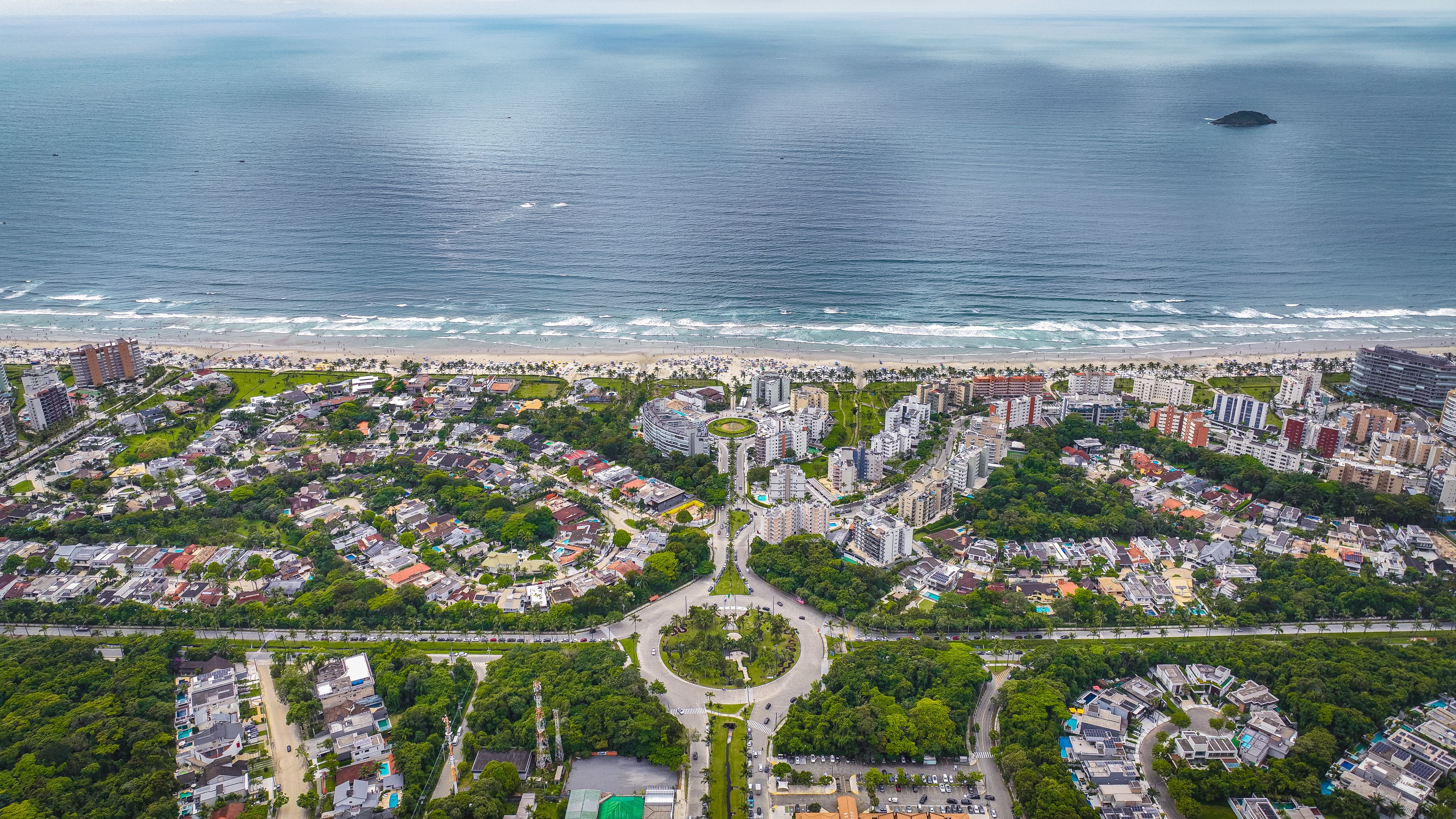Imagem Ambiente Calmo de Praia com Vegetação