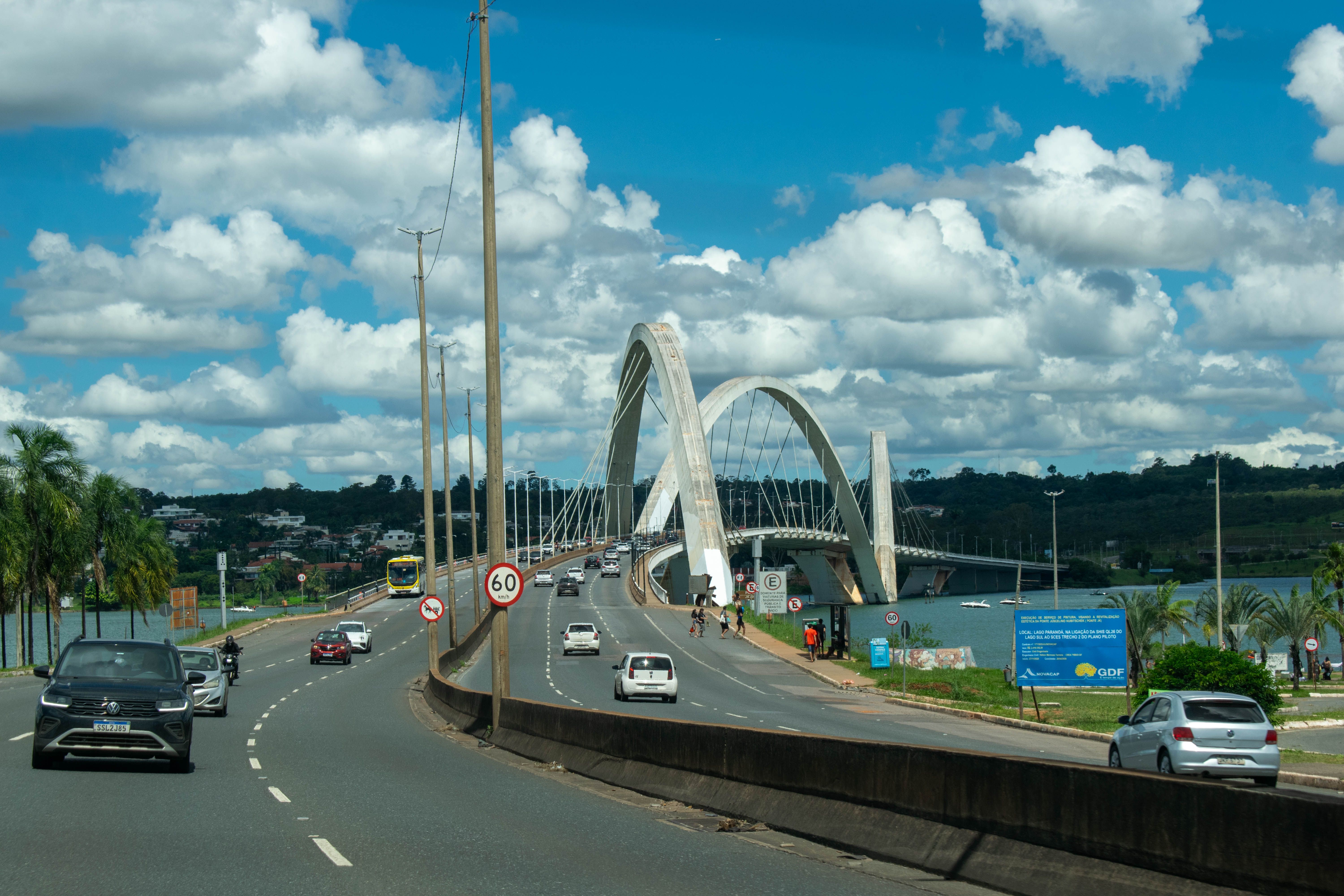 Estrada em Brasília, representando viagens saindo de Brasília e Goiânia