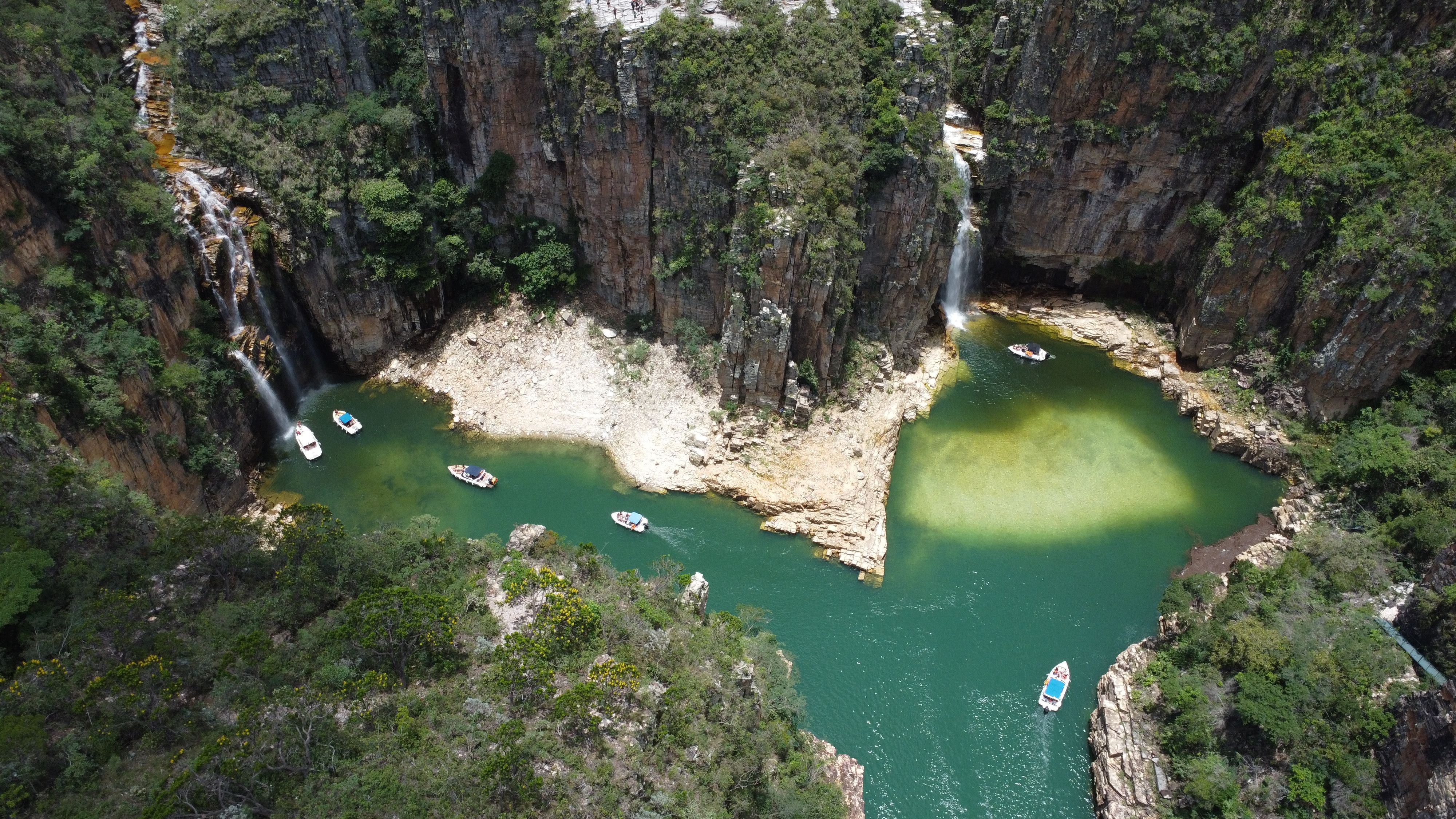 Cânions de Furnas em Capitólio MG, com paredões de rocha e água verde-esmeralda