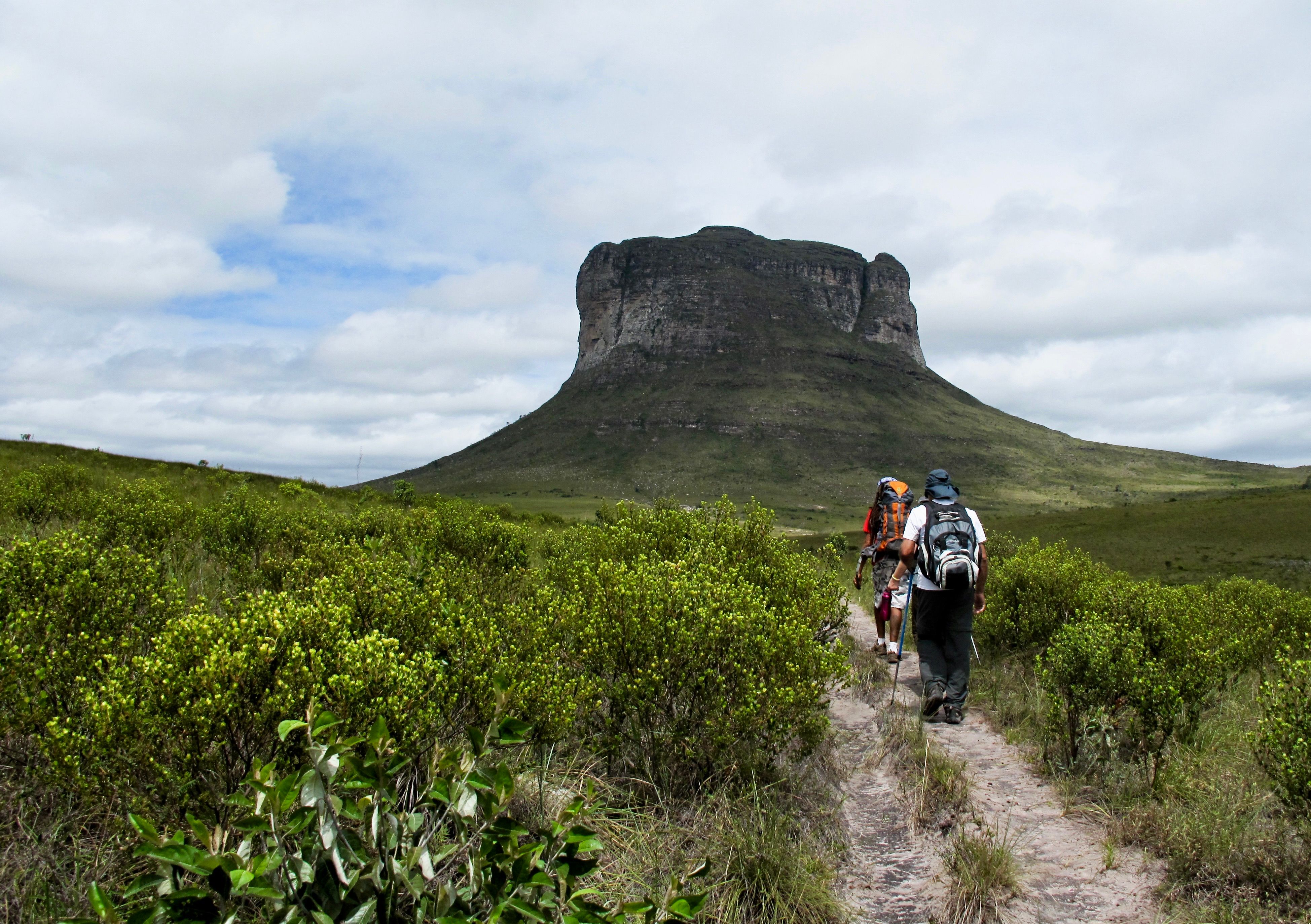 Jovens caminhando em direção a ilustre Chapada Diamantina