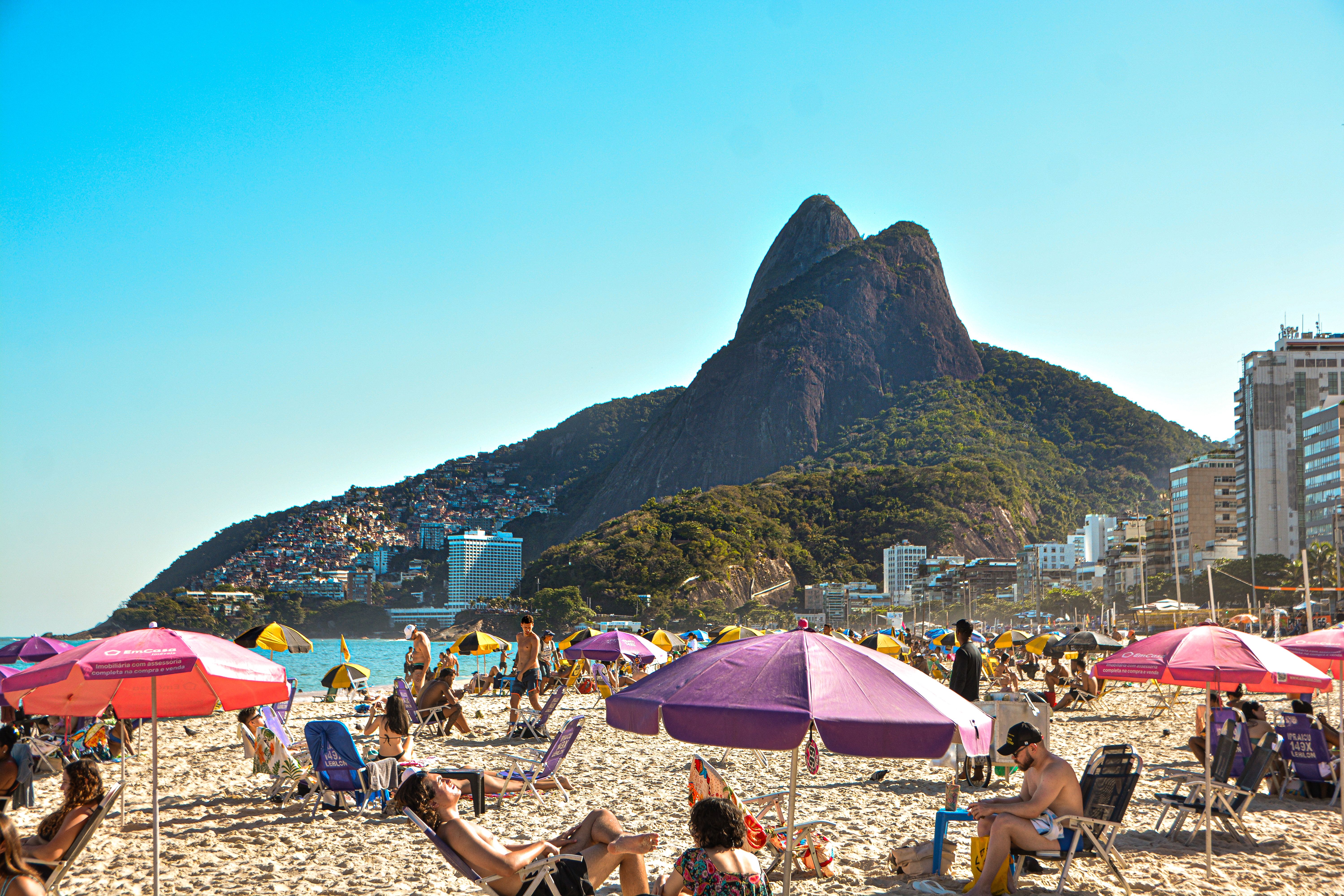 Praia de águas cristalinas com ônibus ao fundo, ilustrando os melhores destinos de praia para viajar de ônibus no verão