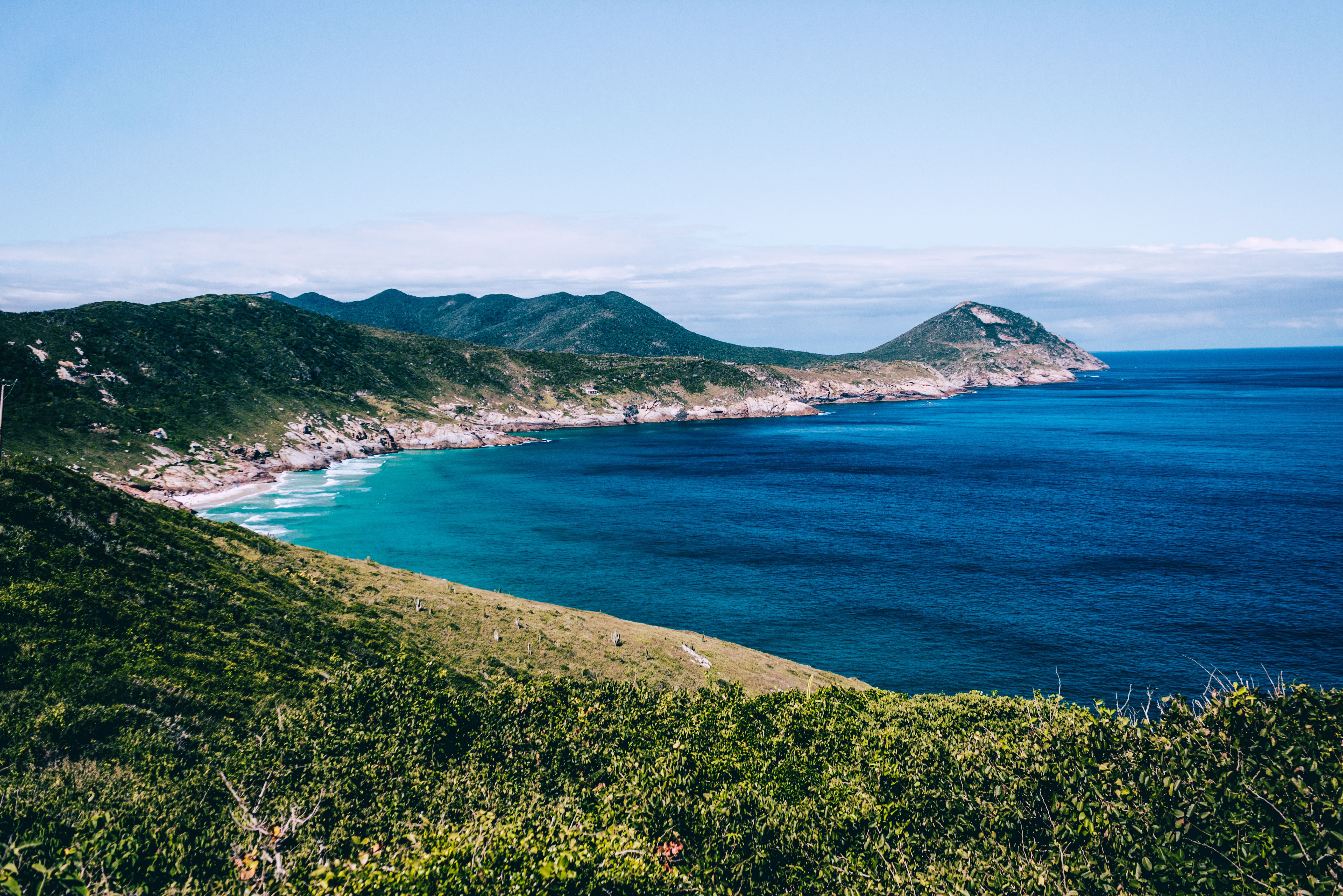 Casal observando o pôr do sol no Pontal do Atalaia, em Arraial do Cabo