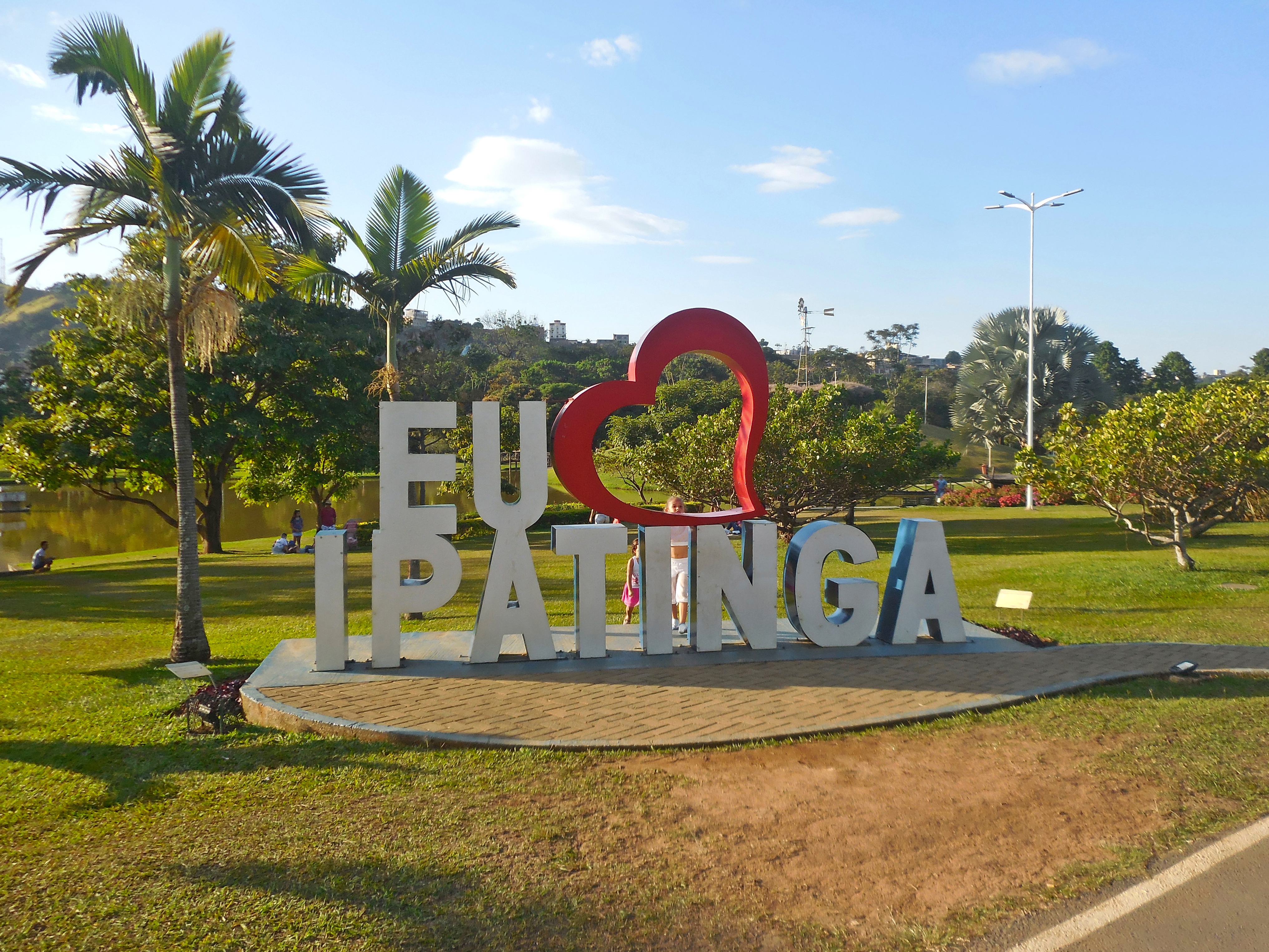 Lago e áreas verdes do Parque Ipanema, em Ipatinga, projetado por Burle Marx