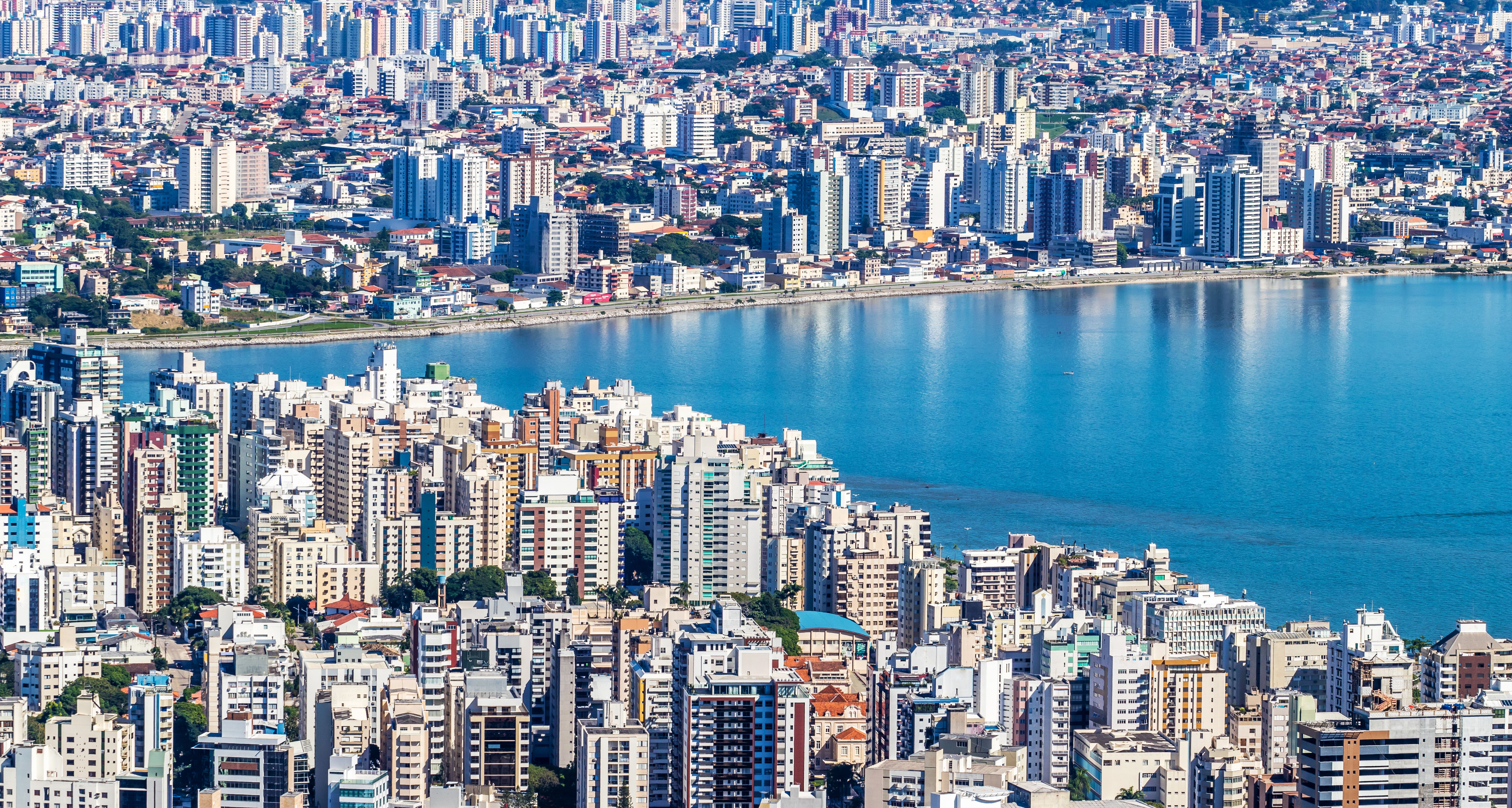 Vista aérea da Lagoa da Conceição em Florianópolis, com a cidade ao redor