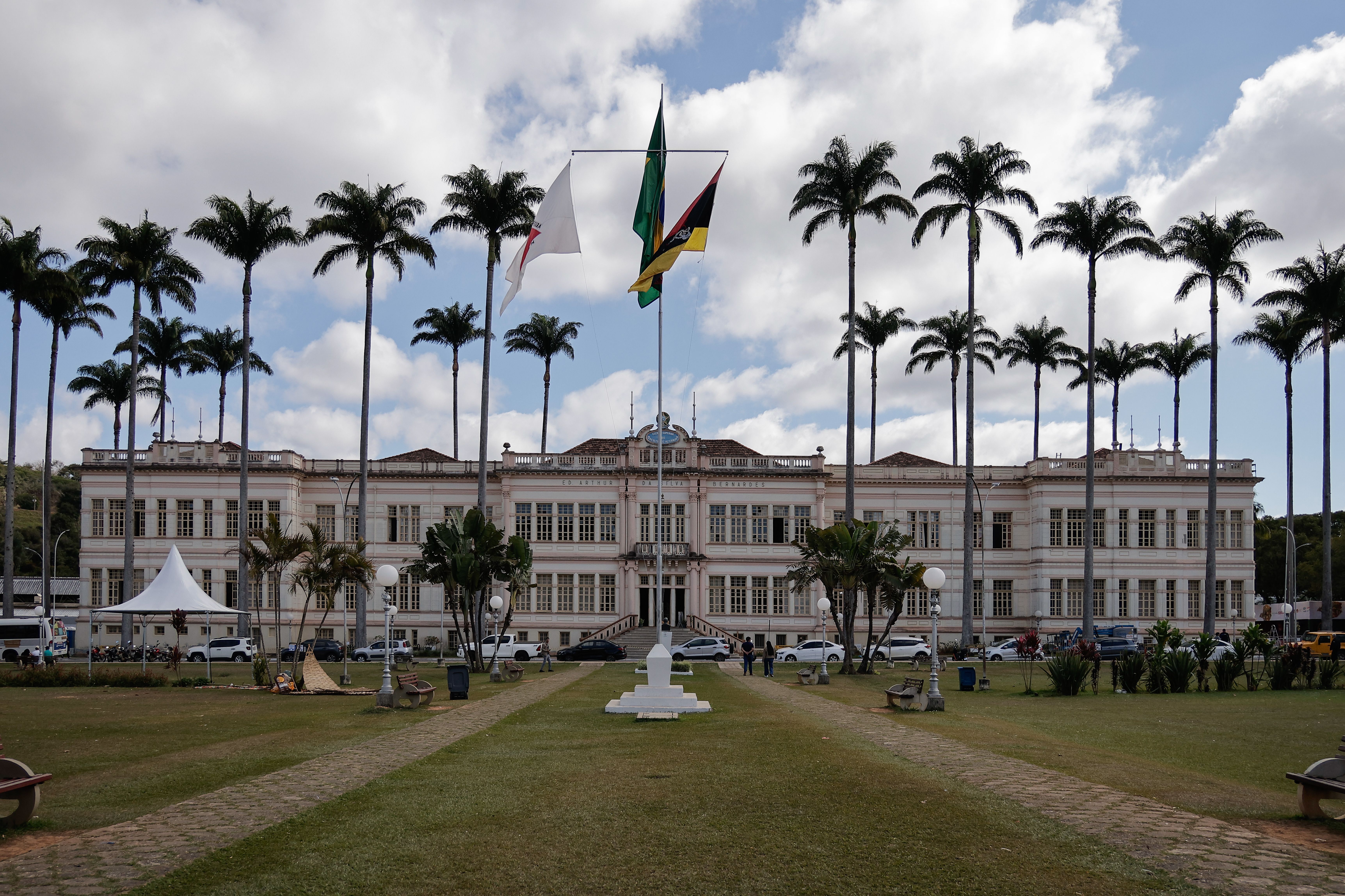Casarão do Museu Mariano Procópio cercado por jardins, em Juiz de Fora