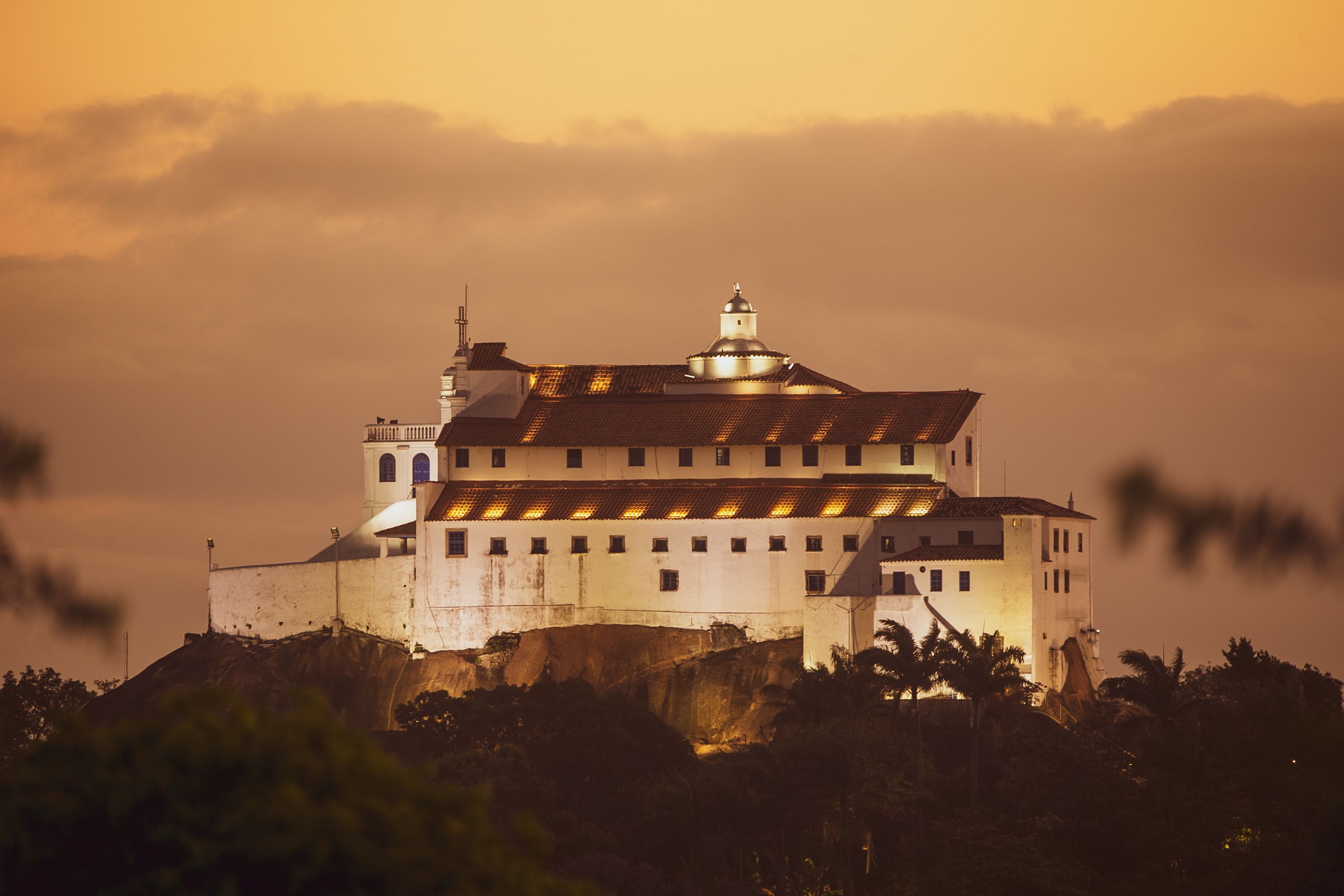Convento da Penha no alto da rocha, com vista para a baía e a cidade de Vila Velha